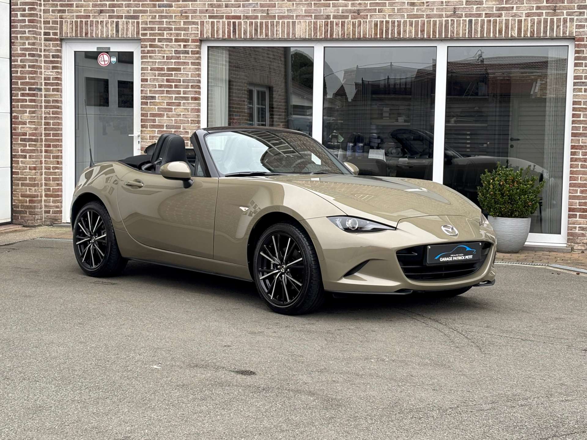 Mazda MX-5 ND 2.0 SKY-G KAZARI / MODEL 2024